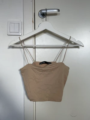 Topp - Tanktop feån Bershka. Endast testad då jag bara inte använt den. Sitter jättefint. Köpte för 69kr säljer för 40kr💕🌸