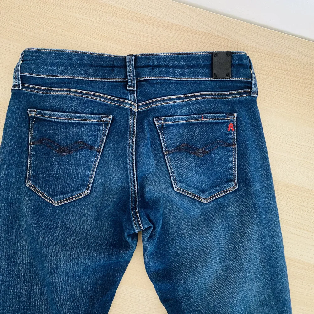 Replay jeans, använda 2 gånger, nyskick. Lågmidjade, smala ben. Storlek 26/30.. Jeans & Byxor.