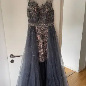 Klänningen är helt ny och aldrig använd köpt för 4500 och säljs för 2000kr