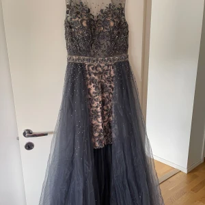 Klänning  - Klänningen är helt ny och aldrig använd köpt för 4500 och säljs för 2000kr