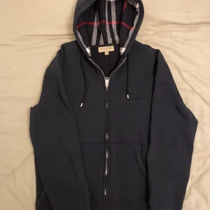 Burberry Zip-up Navy Blue - Säljer nu min burberry zip-up i sz L då den inte används! 9/10 väldigt få tecken på användning och är nästan i nyskick  Har inte kvitto men har kontoutdrag från Burberry butiken i Italien, priset är ej satt i sten så kom gärna med bud