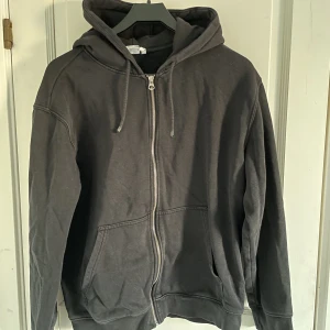 Zip hoodie  - Svart zip hoodie från weekday Relativt men sparsamt använd Strl:M