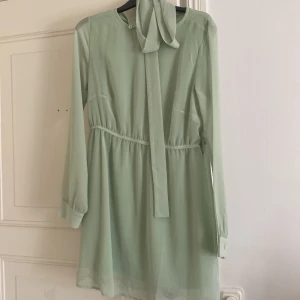 Grön klänning med skärp - Fin ljusgrön klänning använd en gång 