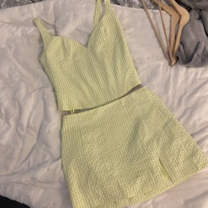 Somrigt set från zara! - Helt nytt set från zara! Superfint! Korsettaktig topp 🤍 Str M men skulle säga passar mer som s!