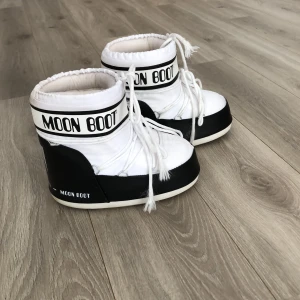 Moonboots  - Säljer dessa låga vita moonboots i strl 39-41🎀