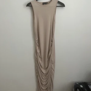 Beige maxiklänning - Aldrig använd. Passar M