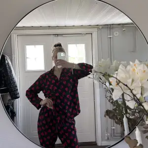 Säljer denna supersköna pyjamas från Victoria’s Secret! Är i storlek M men jag är en S i vanliga fall men gillar oversized i pyjamas 🩷