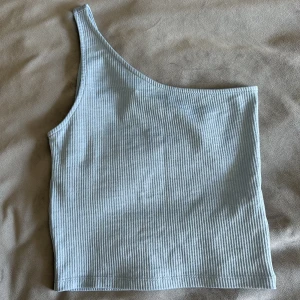 One shoulder topp - Ljusblå one shoulder topp i fint skick från Gina tricot i stl xs🩵