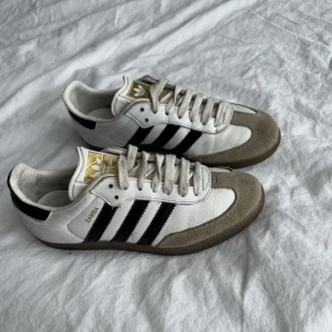 Adidas samba  - Adidas skor i den populära modellen samba, innermåttet är 23 cm 