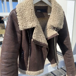 Läderjacka - Jag säljer min vårjacka då jag hittat en annan, Det finns inga tecken på slitage 💞.   