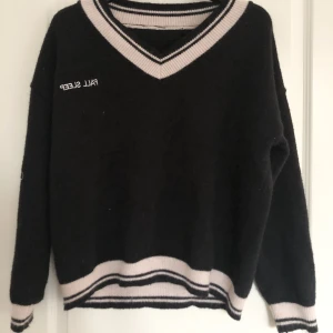 Stickad tröja - Svart stickad tröja i storlek M. Lite oversize på mig som vanligtvis är xs/s