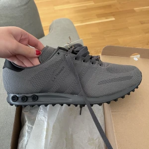 LA trainer Adidas - Aldrig använda då dom var fel storlek, prislapp fortfarande kvar. Skit snygga och bekväma. Köptes för 1200kr