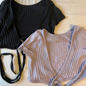 Topp med öppen rygg - Säljer dessa fina toppar som är perfekt till sommaren💓 Topparna går att ha åt båda hållen, antingen som en urringning fram eller med öppen rygg!! Justerbar med banden om man vill knyta runt midjan eller som en knut💓