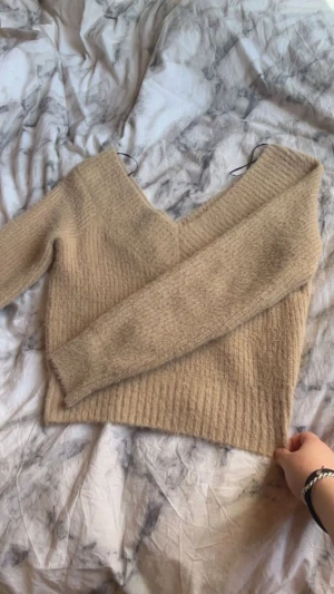 Tröja  - Säljer den här jättefina tröjan från hm som tyvärr inte kommer till användning då jag inte gillar färgen på mig💓 har inga defekter och är fortfarande väldigt mjuk och len i materialet💓 slutar vid midjan