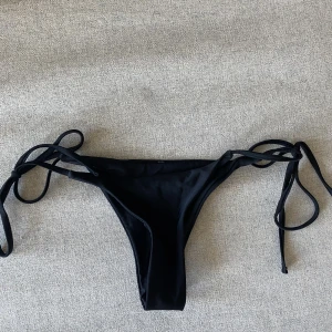 Svart bikini - Säljer denna bikini underdel då den var för liten för mig, endast testad💓