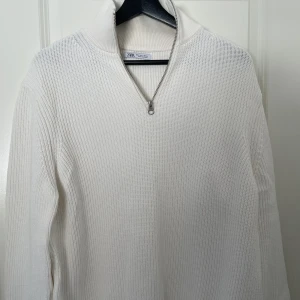Stickad half zip - Säljer min stickade halfzip från zara i storlek large. Skriv gärna om du har fler frågor eller vill ha fler bilder.