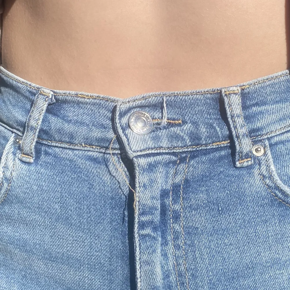 Blåa mom jeans från Gina Tricot, storlek 36, har några lösa trådar vid knappen (se bild), enkelt att fixa till. Jeans & Byxor.