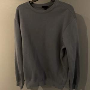 Snygg basic sweatshirt från H&M  Kan gå ner i pris vid snabb affär 