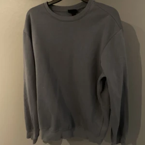Sweatshirt H&M  - Snygg basic sweatshirt från H&M  Kan gå ner i pris vid snabb affär 