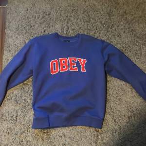 En blå sweatshirt från obey. Den är i jätte fint skick och super snygg. Skulle gärna ha kvar den men passar tyvärr inte mig längre. Hör av dig vid frågor eller fler bilder 