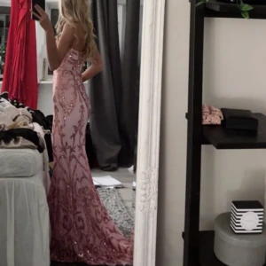 Klänningen/balklänning  - Jättefin klänning som man kan ha på balen, aldrig använd, nypris är 1500kr men säljer för 800(köpare står för frakt) storlek xs/s