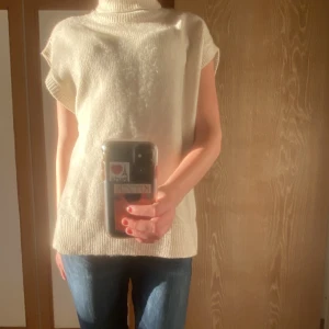Stickad poloväst  - säljer denna stickade polovästen från Lindex! Använd få gånger. Storlek S