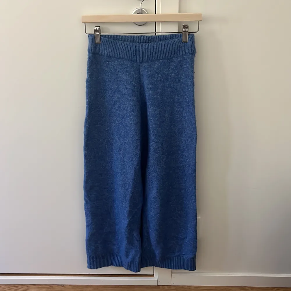 Jag säljer de här fina blåa stickade byxorna då de inte kommer till användning. Materialet är väldigt mjukt och byxorna är i nyskick. Skriv vid intresse eller frågor❤️. Jeans & Byxor.