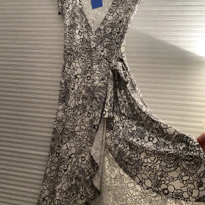 Klänning  - Fin och lite formell klänning, oanvänd från sellpy. 