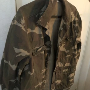Militärjacka sommar/vår - Säljer denna fina! Inga deffekter alls. Väldigt tunn, så bra för soligt sommarväder 🧺🤍