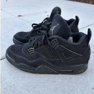 Black cat Jordan 4 - Använda en gång men säljer pågrund av att dom är för små 