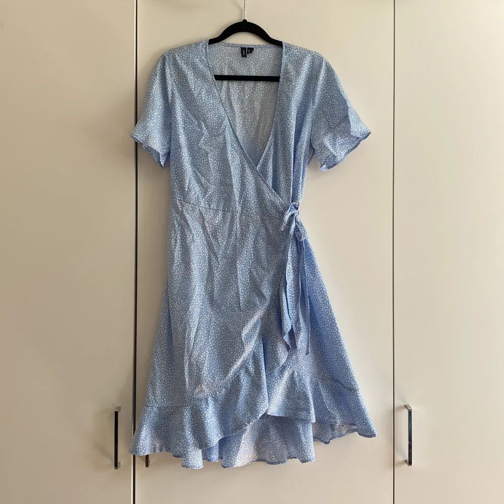 Ljusblå ”wrap dress”, med prickar på🩵. Klänningar.