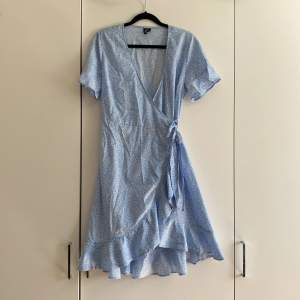 Ljusblå ”wrap dress”, med prickar på🩵