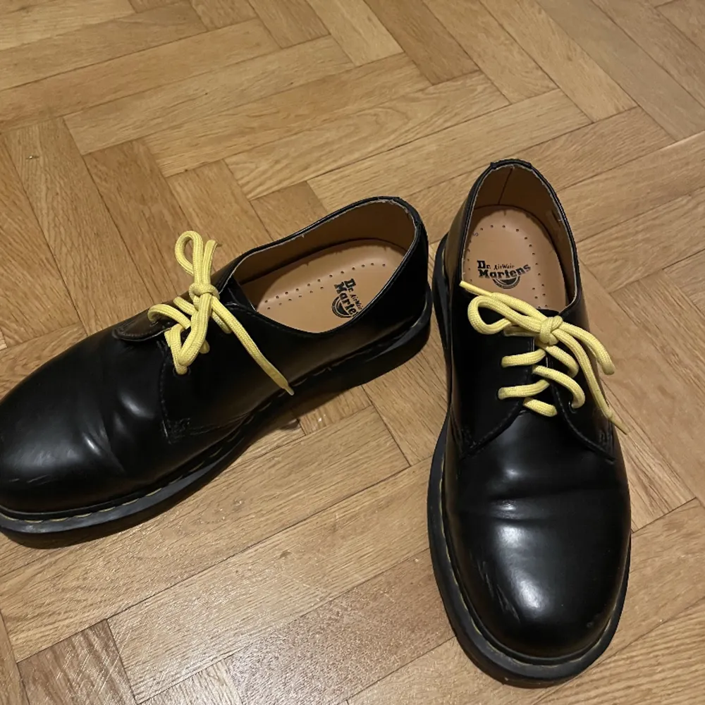 Säljer dessa otroliga dr mattens skor som inte kommer till användning. Använda ett fåtal gånger men är nästan nyskick. Köpare betalar för frakt🌸. Skor.