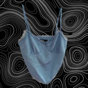 Spetstopp - Säljer denna blå spetstoppen från BikBok💥 