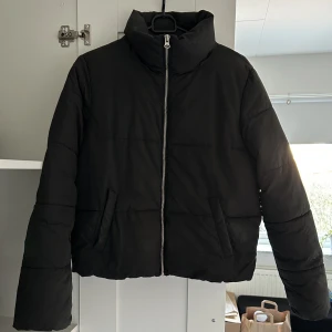 svart jacka - svart pufferjacka från märket Jacqueline de Yong. lite kortare i modellen. välanvänd men har inga defekter.