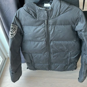 D’brand jacka  - D’brand jacka i använt skick, litet hål på armen! Strl L men som en S/M. Säljer för 299kr 