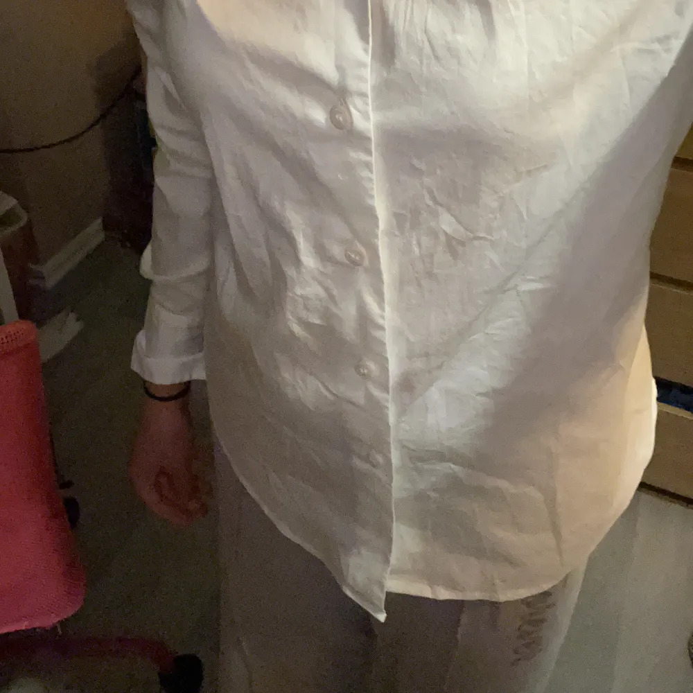 En vit skjorta, använd 1 gång. Strl XS. Skjortor.