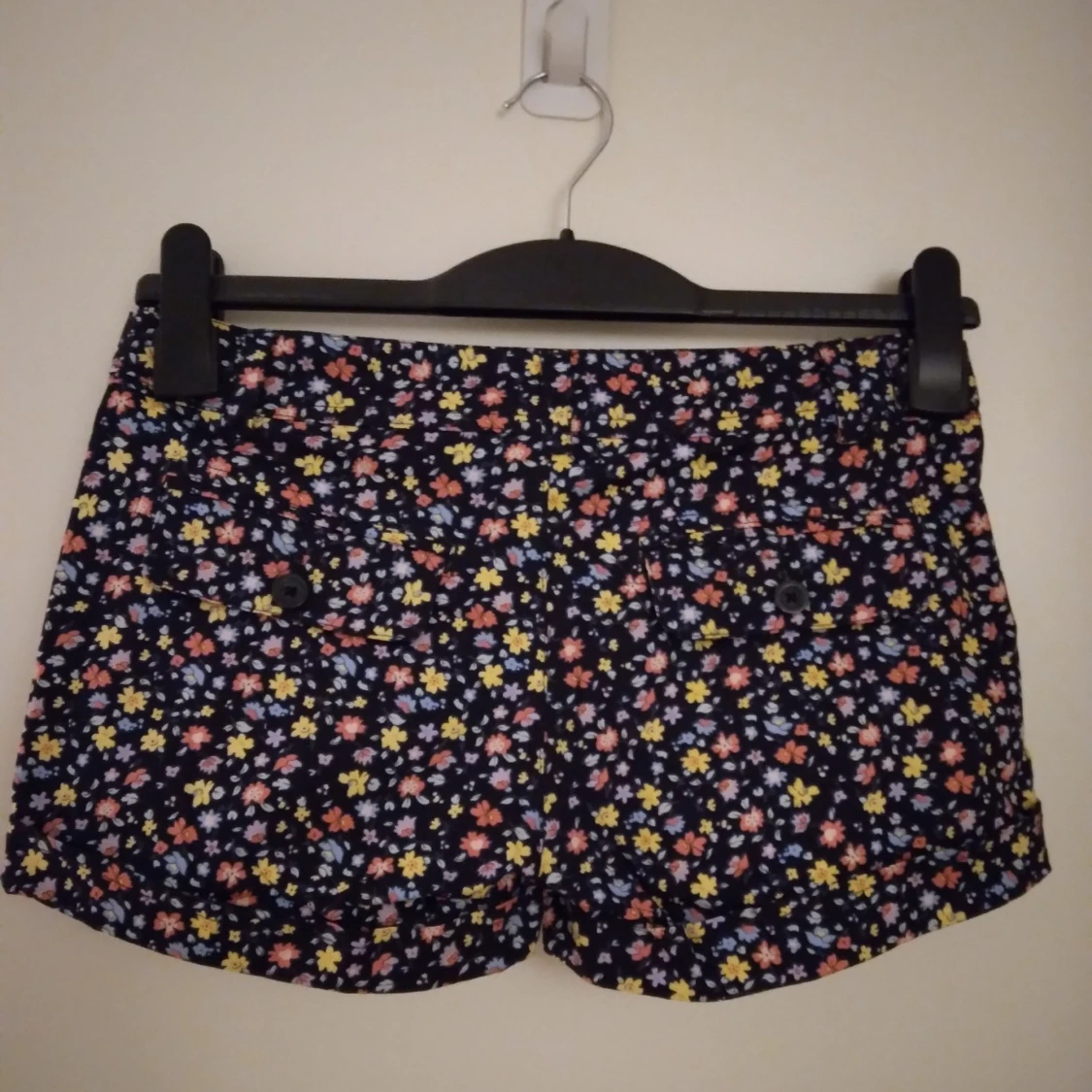 Helt NYA och oanvända blommiga korta shorts, Strlk: 32 / XS. Cubus. - 1