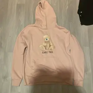 Gullig rosa hoodie med nalle björn på, strl S