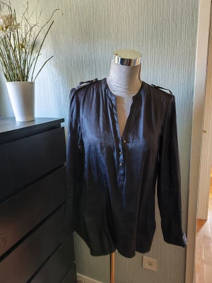 Topp - Med gulddetaljer 