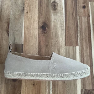 Hugo Boss espadrilles - Tja! Säljer ett par helt nya Hugo Boss espadrilles i storlek 41. Feta skor att ha till sommaren men tyvärr fel storlek för mig. Nypriset låg på 1599kr, mitt pris 750kr.  mvh Lukas