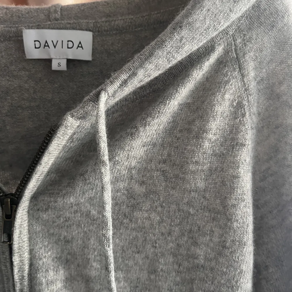 Säljer min fina cashmere tröja från Davida! Den är använd fåtal gånger och är i väldigt bra skick!🤩🫶🏼💌  Nypris är 2299. Stickat.