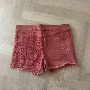 Jätte fina röd rosa shorts! Bra skick inga defekter!