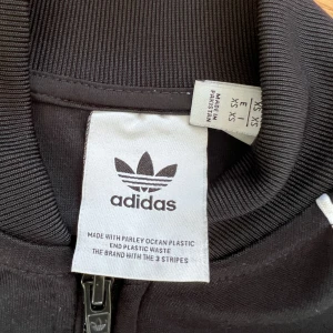 Adidas tröja  - Knappt använd adidas tröja som bara legat i garderoben 