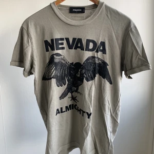 Dsquared2 T-shirt - T-shirt från Dsquared2. I fint skick. Passar M/L. Made in Italy. Djur & Rökfritt hem. Nypris: 2 399 kr.