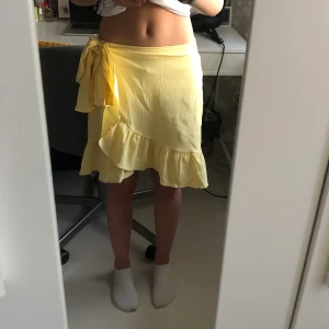 Kjol - Säljer en gul kjol från Vero Moda i strl. XS. Jättegullig. Köpt våren 20 och använd 1-4 gånger under samma år. Aldrig använt sedan dess. Köparen står för frakten😇