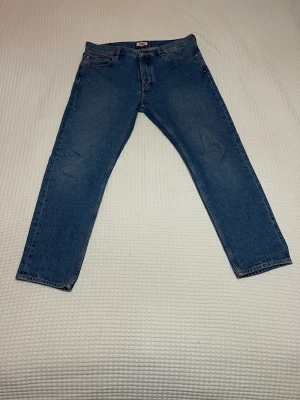 Tommy jeans herr  - Ett par väldigt fina Tommy Jeans. Relaxed cropped pandy Storlek: 33/34  Går ner i pris vid snabb affär. 