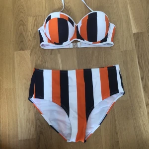 Randig bikini - Från Boohoo i storlek 40. Skulle säga storlek M men underdelen passar även en S. Högmidjade trosor. Är tyvärr för stor för mig