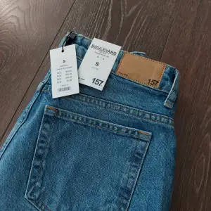 Helt oanvända jeans från lager.  Prislappen sitter kvar Nypris 300 kr