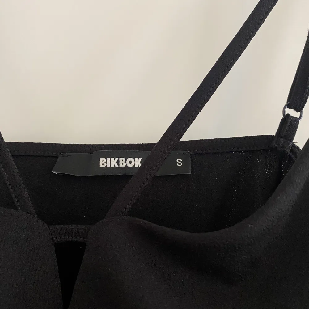 Superfint svart linne från Bikbok i storlek S🙌🏼 aldrig använt utan det är helt nytt!!. T-shirts.